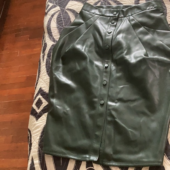 Falda de cuero con dos bolsillos delanteros - Picture 3 of 7